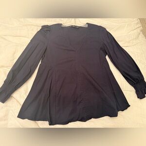 Pomander place navy v-neck top - size Medium.